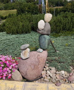 Steinfigur am Kreisverkehr