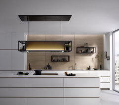 Graue Design-Einbauküche mit eleganter, absenkbarer Dunstabzugshaube von Berbel und stimmungsvoller Beleuchtung.