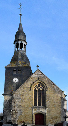 L'entrée de l'église (façade ouest) - Au dessus de l'horloge les abats-sons