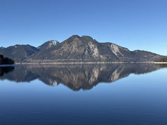 Berg spiegelt sich im See