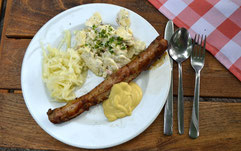 EIne Bratwurst im Biergarten an der Brücke bei Burgau