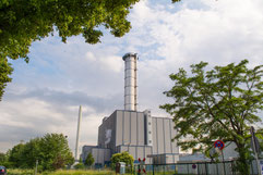 Content für Umwelt Industriegebiet mit Fabrik , im Verdergrund vereinzelt Laubbäume