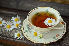 Tasse Tee weist auf Beratung durch den Arzt über Clean Slate Tropfen und ob sie gefährlich für Sie sind