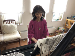 札幌市西区・札幌市中央区から通える2台のグランドピアノを使った音楽教室、平間ゆかりピアノ教室では子供たちがより簡単に、スムーズに練習ができるように指示をし、譜読みの力がついてきたお子さまには、その場で片手ずつ、先生と弾き合ったりすることもあります。