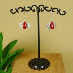 Boucles d'oreilles feuille de ginko ; boucles d'oreilles uniques ; boucles d'oreilles pas chères ; bijoux la rochelle ; feuille argentée ; goutte rouge