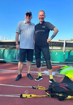 Stephan Goericke (Vorsitzender der DPH) mit Handicapped Skydiver Stefan Tripke