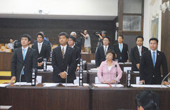 尖閣列島戦時遭難者の遺骨収集などを求める要請決議の採決で、起立して賛成する与党=21日午後、議場