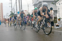 バイクでデッドヒートを繰り広げる男子ワールドカップの選手=登野城