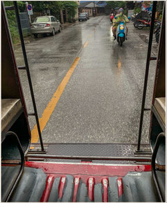 mit dem Songthaew bei Regen zum Hotel