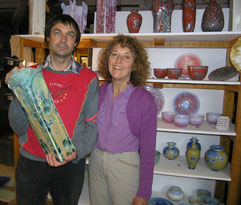 Pierre-Henri avec le vase "Ginko"et Brigitte à l'atelier