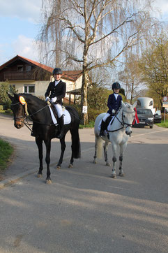 Rebecca Helke und Lina-Marie Siegle nach dem Reiterwettbewerb