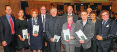 Spender: Prof. Torsten und Claudia Doenst (vorn v.I.), Rositta und Günther Raithel, Konrad Reinhard, Dr. Helga Kielstein, lnes und Uwe Grunewald. lm Hintergrund Festredner Prof. Tiefensee, Bürgermeister Schenker und Stiftungsgründer Dr. von Falkenhausen