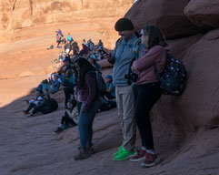 Touristen am Delicate Arch.