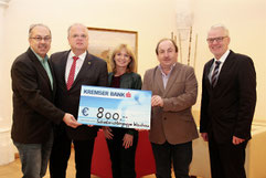 Bgm. Dr. Reinhard Resch, Stadträtin Eva Hollerer und Mag. Manfred Schaffer (Sozialamt Krems) nahmen den Scheck über 800 Euro von den Vertretern des Schiedsrichtervereins Wachau (Alois Strasser, 2.v.r. und Johann Allinger, 1.v.l.) entgegen.Foto: zVg