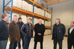 Bürgermeister Dr. Reinhard Resch und Vizebürgermeister Gottfried Haselmayer beim Rundgang mit den Vertretern der handwerklichen Betriebe durch die neue Lagerhalle auf dem Areal des Wirtschaftshofs in der Rechten Kremszeile. Foto: zVg