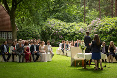 Andrea Schumacher Hamburg, Foto: samesch-photographie.de, Ja-Wort, Hamburger Rederei, Hochzeitszeremonie, Landhochzeit, Hochzeit im Garten, Hamburg Freie Trauung, Hochzeitsrednerin, Hochzeit Hamburg, Blumenschmuck, Hochzeitsdekoration 