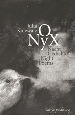 Auf dem Cover von "O Nyx" ist Nebel und ein Vogel.