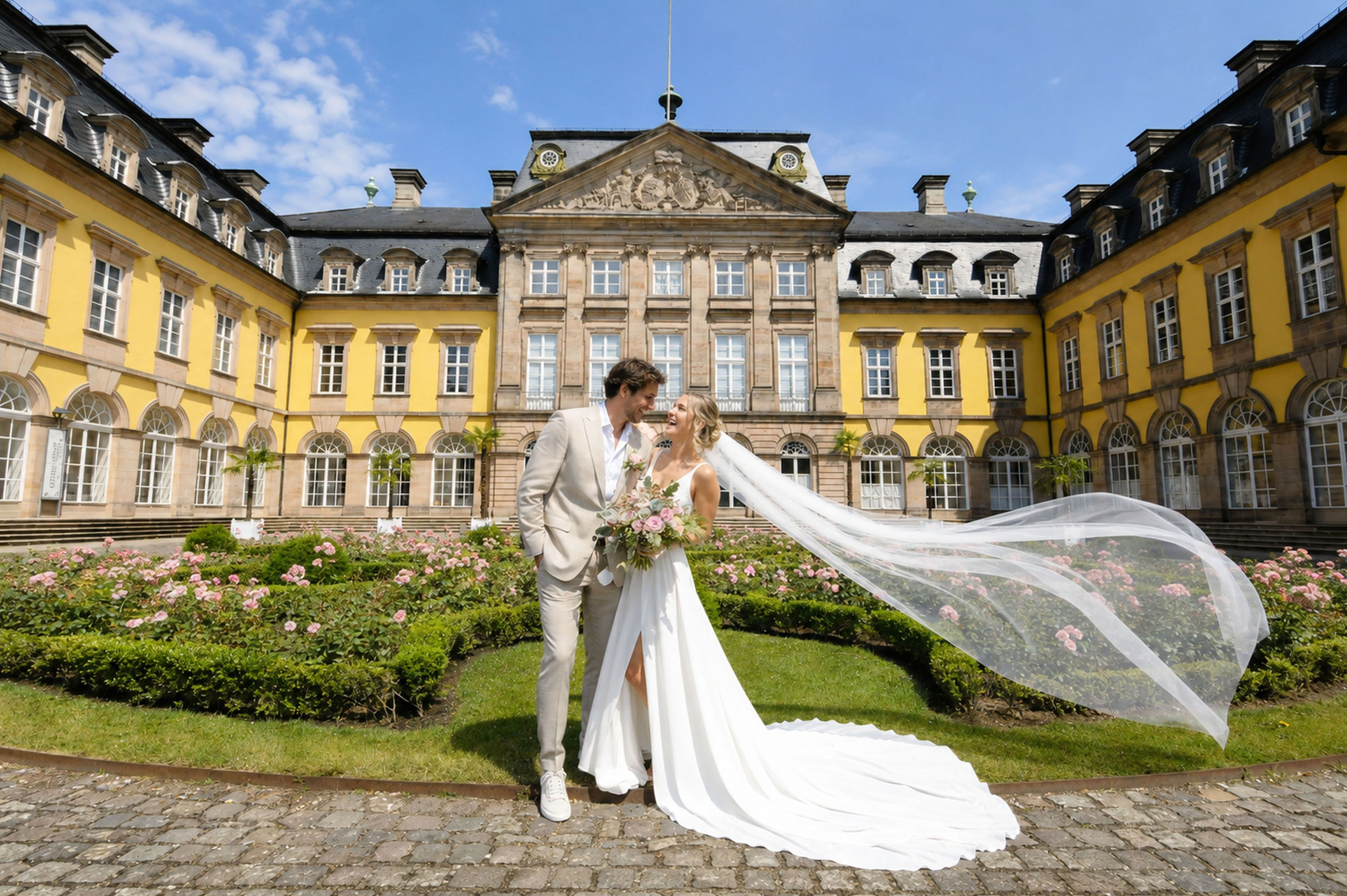 entspanntes Paarshooting vorm Schloss Bad Arolsen - Fotograf für editorial Hochzeit