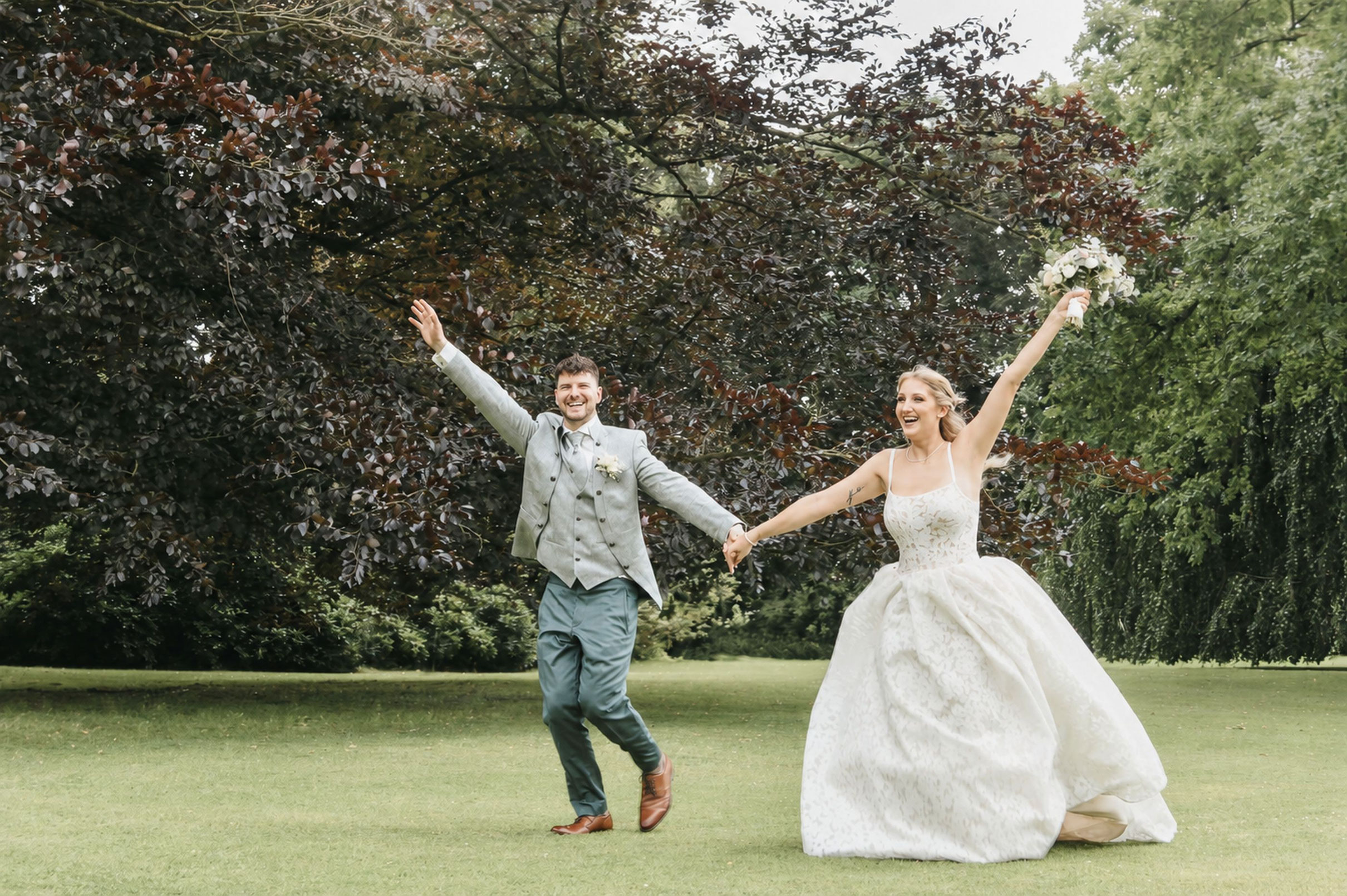 Paarshooting im Traumgarten - individuelle Hochzeitsfotografie Paderborn