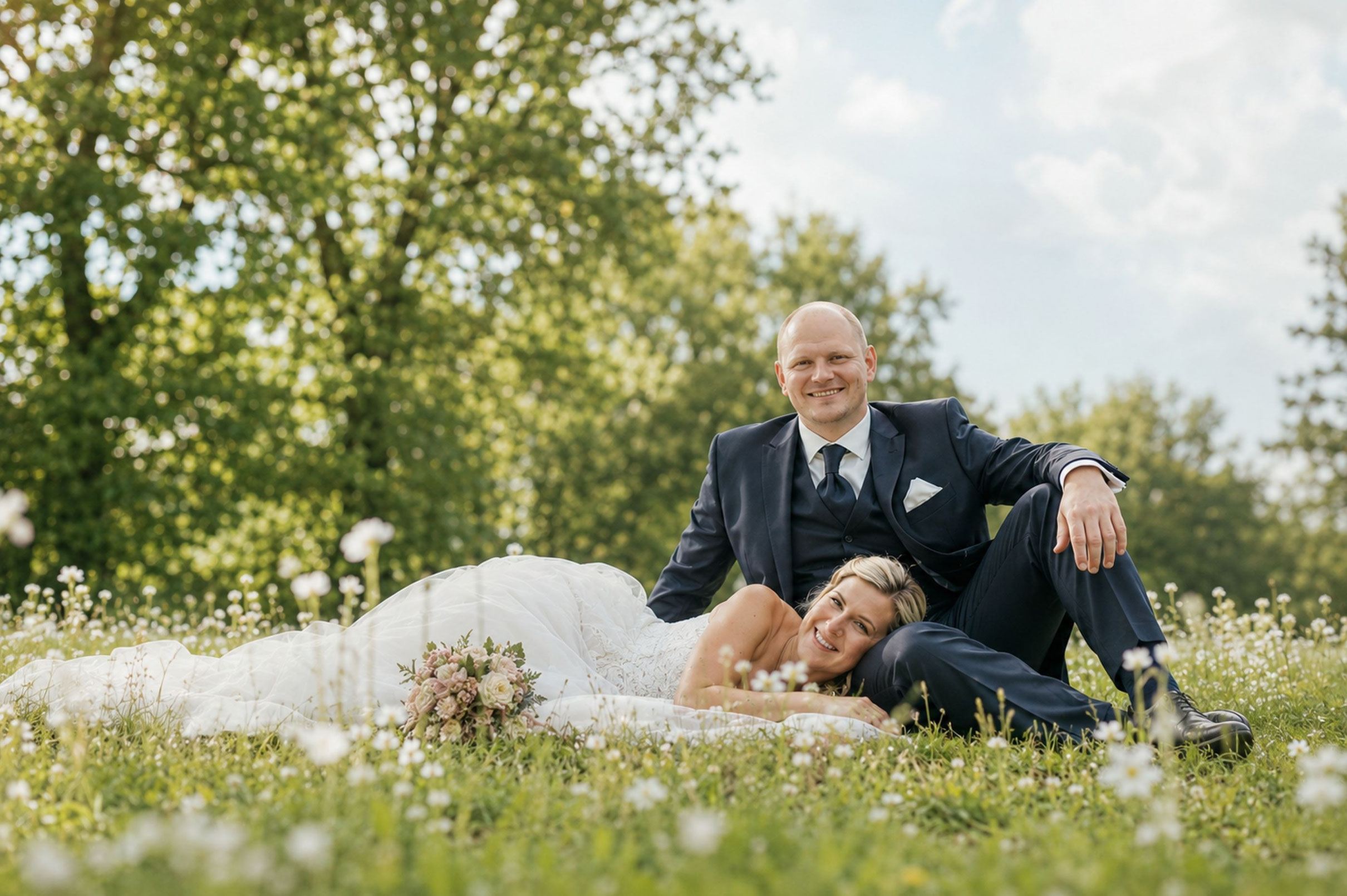 Brautpaar beim Spaziergang - natürliche Hochzeitsfotografie Bielefeld