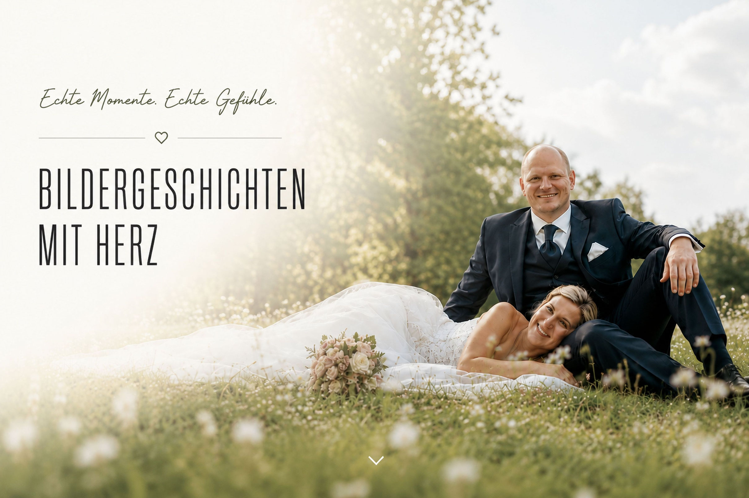 Brautpaar beim Portraitshooting auf einer Wiese - natürliche Hochzeitsfotografie Bielefeld