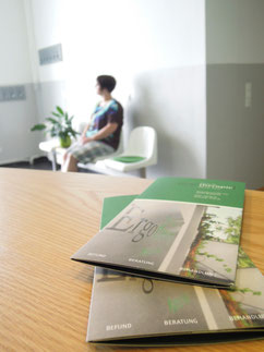 Ergotherapie-Praxis Wartebereich mit Broschüren