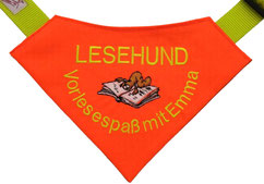 Hundehalstuch für Lesehund. Bestickt mit Vorlesespaß mit Emma und einem Wurm der ein Buch ließt. Made by textilfashion.de