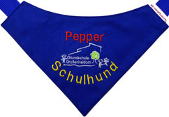 besticktes Hundehalstuch in blau mit Schullogo, Name und Schulhund eingestickt. Made by textilfashion.de