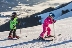 Skifahren für Kinder, Familien, Kinderskigelände, breite Pisten