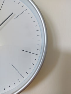 Foto: halbe Uhr auf beige farbenen Hintergrund