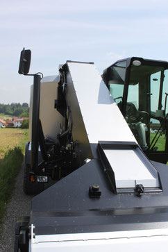 Futtermischer Selbstfahrer Frontfräse mit Mineralfutterklappe Hirl SF vertikal Pro