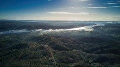 Der Rio Guadiana im Nebel - Drohnenaufnahme