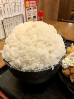 ランチ時無料サービスのメガ盛りライス