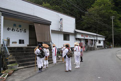 かわらび荘で感謝の勤行