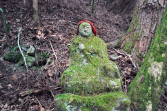 苔むしたお地蔵さんに赤い帽子がお似合い