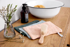 Babywaschlappen mit Bürste. Schwamm und Waschschüssel sowie Seife