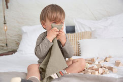 Baby mit Schmuse- Schnuffeltuch von LÄSSIG