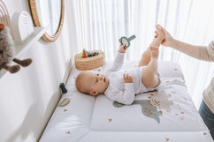 Baby auf Wickelauflage