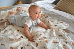 Baby auf Mulltuch von LÄSSIG
