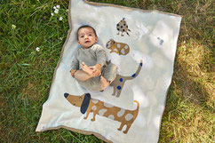 Baby auf Strickdecke Little Mateys von LÄSSIG