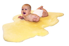 Baby auf geschorenen Lammfell von Heitmann Felle