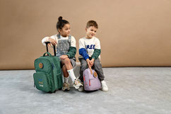 Kunge & Mädchen mit Kinderkoffer von LÄSSIG