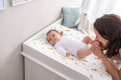 Baby auf Wickelmulde mit Mama