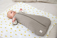 Baby im Winterschlafsack auf Wickelunterlage