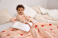 Kind mit Pyjama im Kinderbett