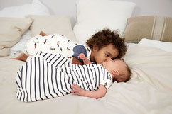 2 Babys im Schlafsack von der LÄSSIG Kollektion