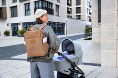 Mutter mit Vividal Rucksack von LÄSSIG & Kinderwagen