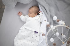 Baby im Kinderbett mit LiebMich Schlafsack von Träumeland