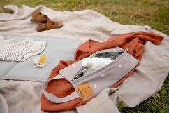 Isolierbeutel mit Inhalt auf Picknick-Decke