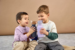2 Jungen mit Trinkflaschen von LÄSSIG